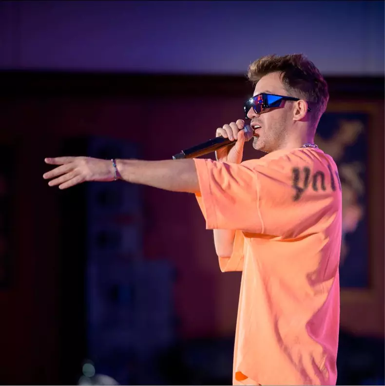 pe scena