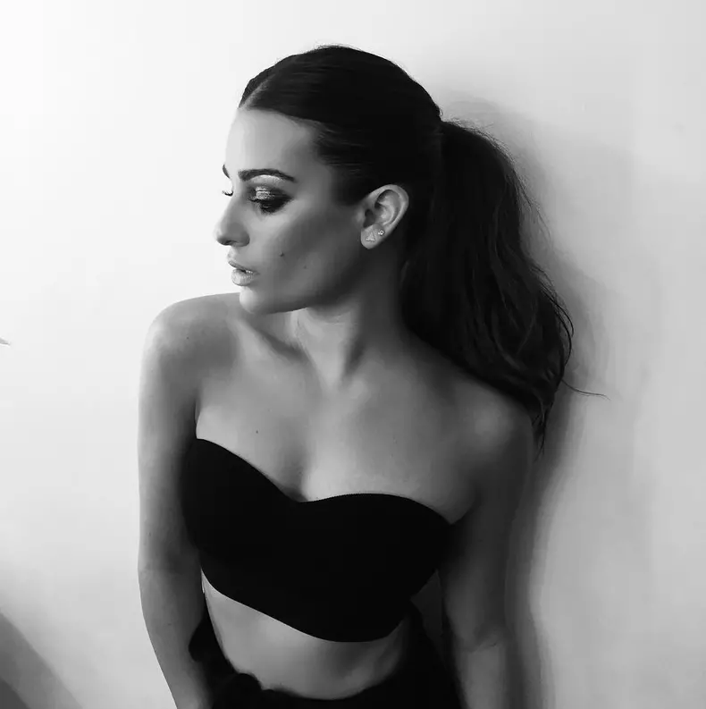 Desi poate parea banala, o coada cu volum, prinsa la baza cefei, este reteta sigura pentru un look casual, atat la birou cat si pentru intalnirile cu prietenii.