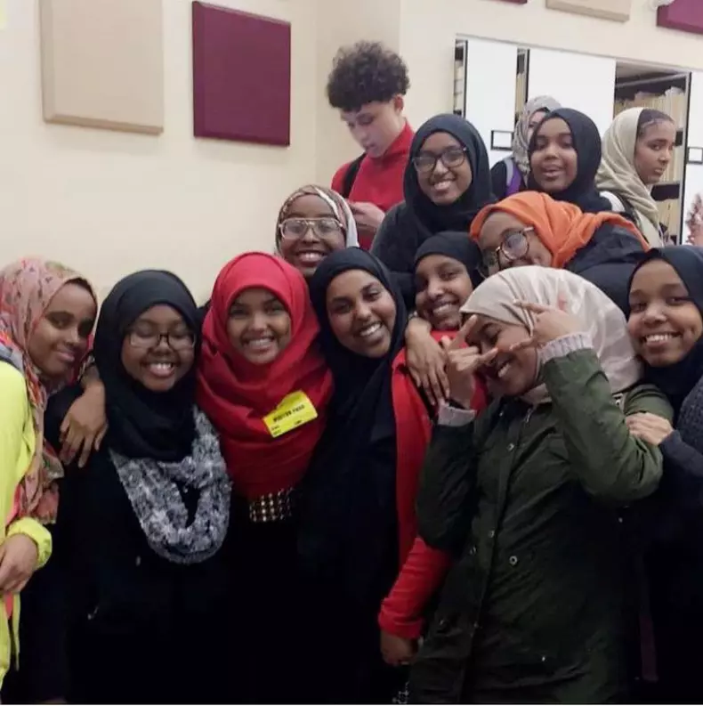 Halima Aden impreuna cu colegele de liceu