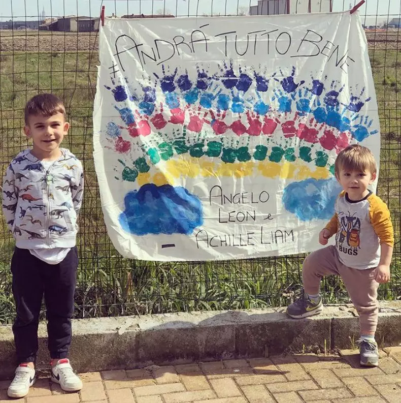 Mesajele-sunt-postate-la-balcoane-sau-pe-garduri