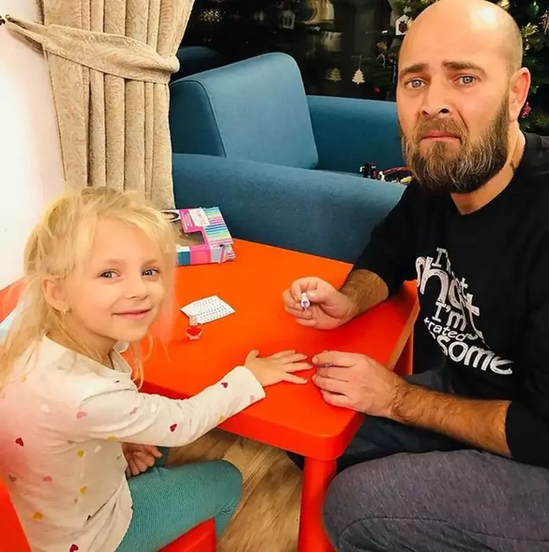 Cum-arata-familia-lui-Cosmin-Selesi-Copy