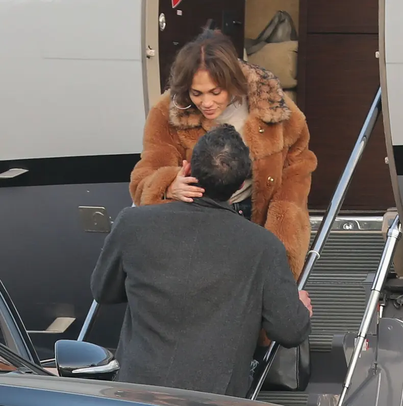 PREMIUM EXCLUSIVE So romantic! Ben and Jennifer Lopez kiising goodbye