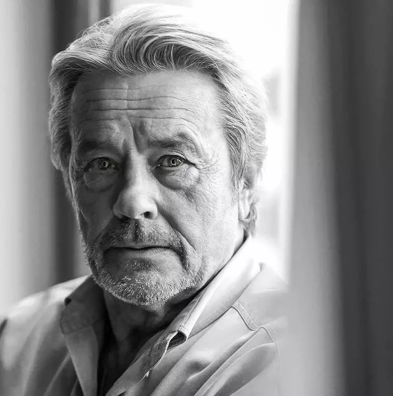 Alain Delon își va încheia cariera cu o poveste de dragoste. Îi va fi parteneră Juliette Binoche