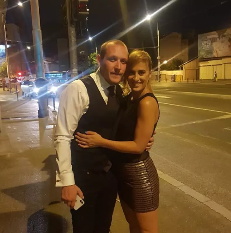 What's UP și noua lui iubită, într-o ipostază tandră.