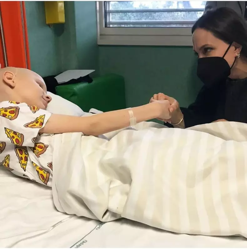 Angelina-Jolie-spital-copii-Ucraina1