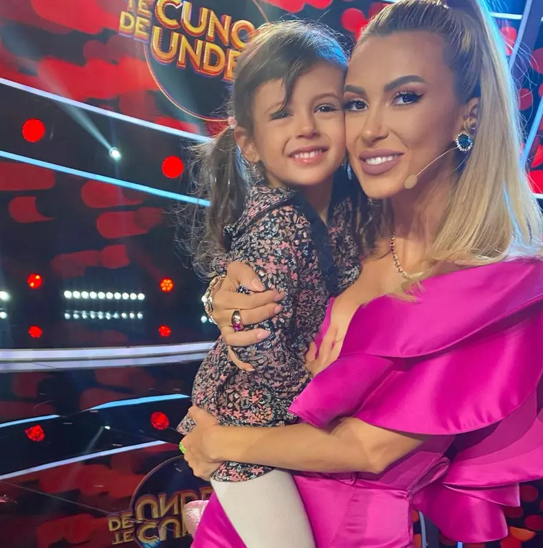 andreea-balan-alaturi-de-fiicele-ei-pe-scena-7