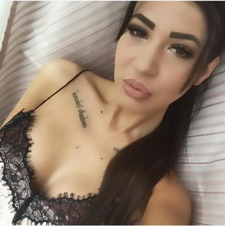 Geanina de la Insula Iubirii s-a făcut brunetă şi are silicoane uriaşe