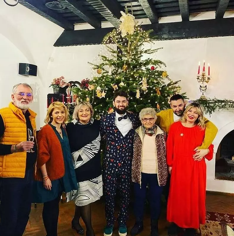 Gina-Pistol-Smiley-Craciun