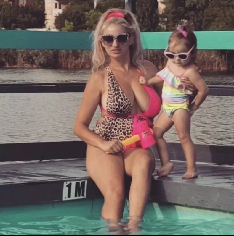 Sanziana-Buruiana-alapteaza-2