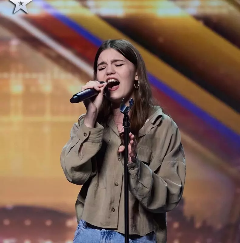 Maya-Giotea-emoționează-juriul-de-la-Britain’s-Got-Talent (3)