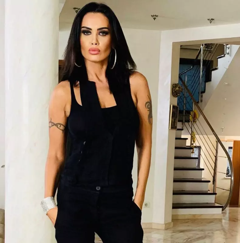 Actrita Oana Zavoranu