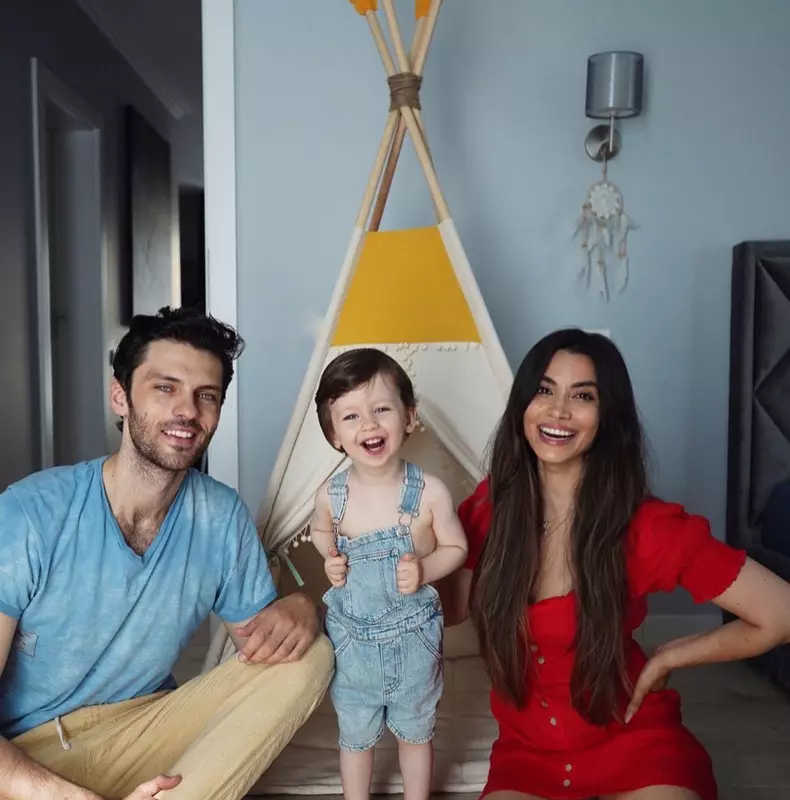 LILI SANDU SI FAMILIA EI