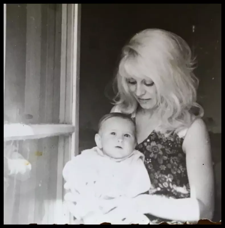 Andreea Esca a publicat și două imagini de colecție cu mama ei (2)