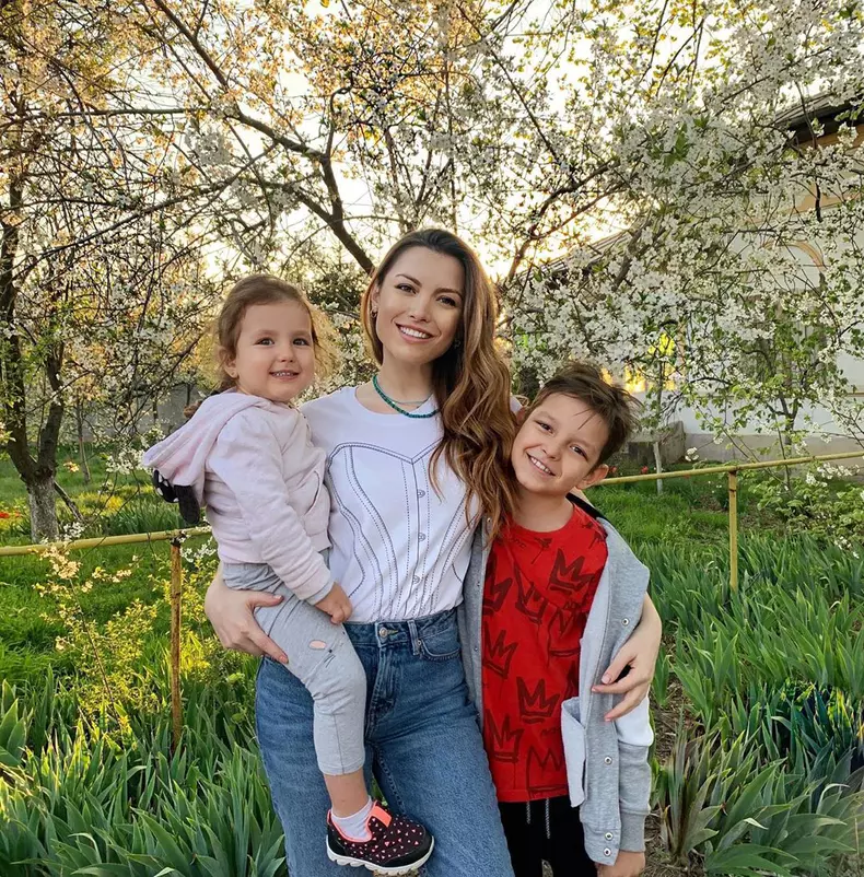 Elena Gheorghe și copiii ei, Amelie și Nicholas