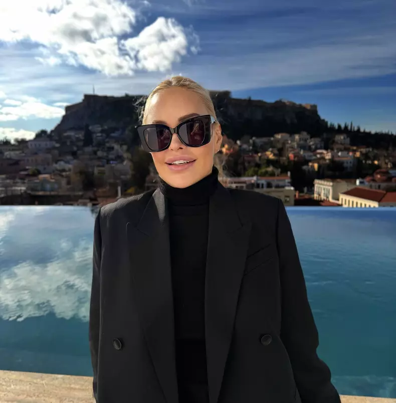 vica blochina cu ochelari