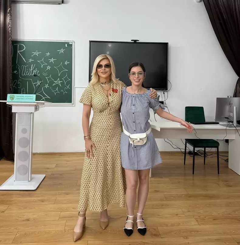 Loredana Groza, în vizită la  liceul din Onești  (1)