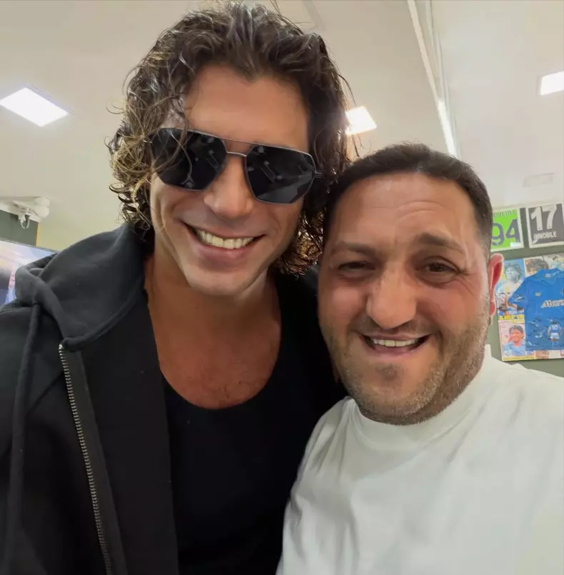 can-yaman-schimbare-radicala-look-barba-rasa (1)