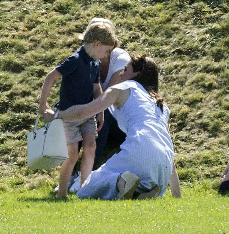 ce obiecte are Kate Middleton în geantă
