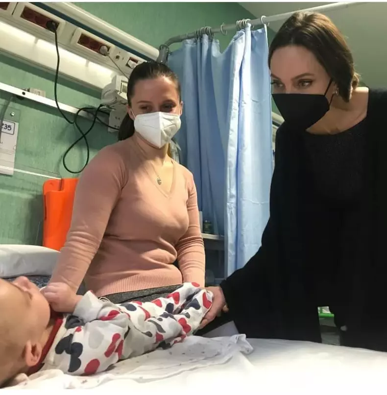 Angelina-Jolie-spital-copii-Ucraina2