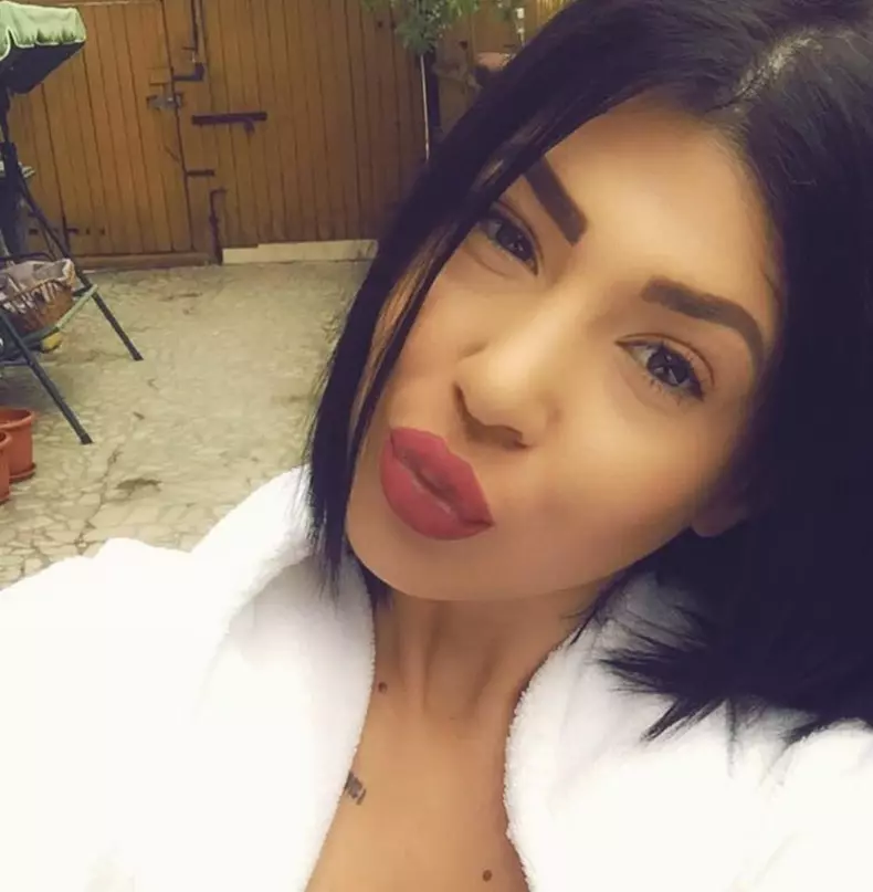 Geanina de la Insula Iubirii s-a făcut brunetă şi are silicoane uriaşe