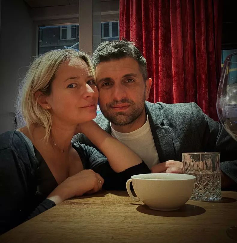 Laura-Cosoi-alaturi-de-sot