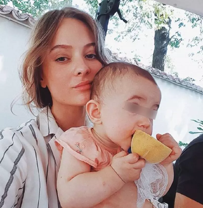 Oana Cosânzeana are o fetiţă de un an şi jumătate, Jessie