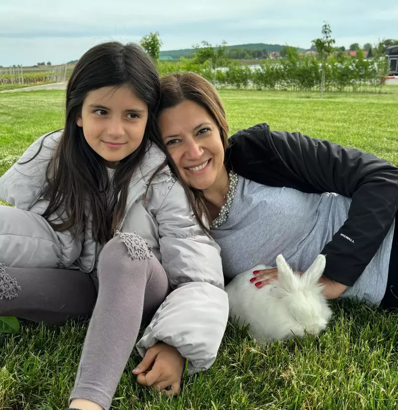 Amalia Enache și fiica ei, Alma