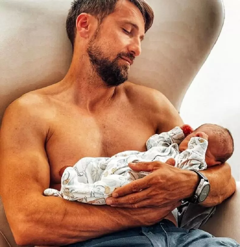 dani-otil-scrisoare-catre-copilul-sau-nou-nascutdragul-meu-carcel-sau-maini-de-batranel_16873700