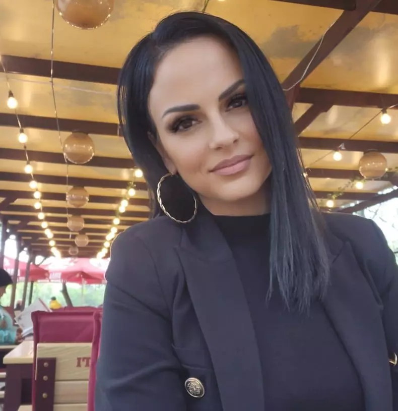 andreea merisan in negru
