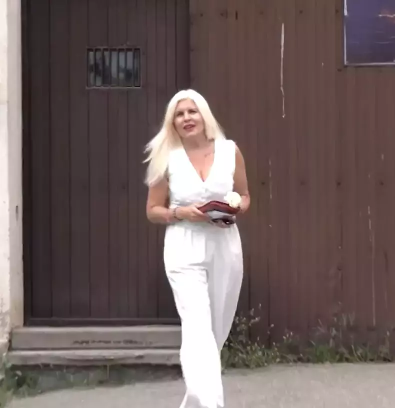 elena-udrea-in-alb-la-iesirea-din-inchisoare-4 (1)