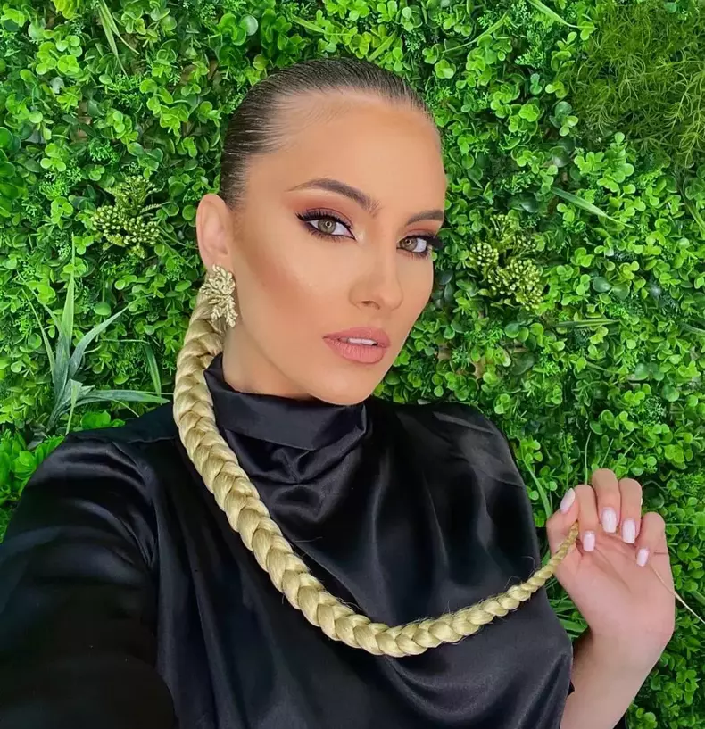 Malina-Avasiloaie-artista-990x1024-1