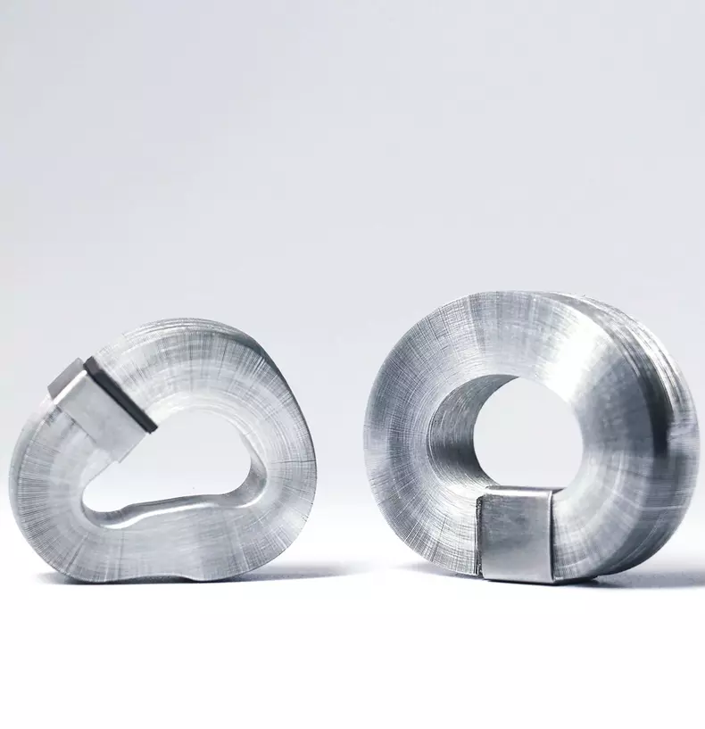 Broșă, Yuki Yoshioka