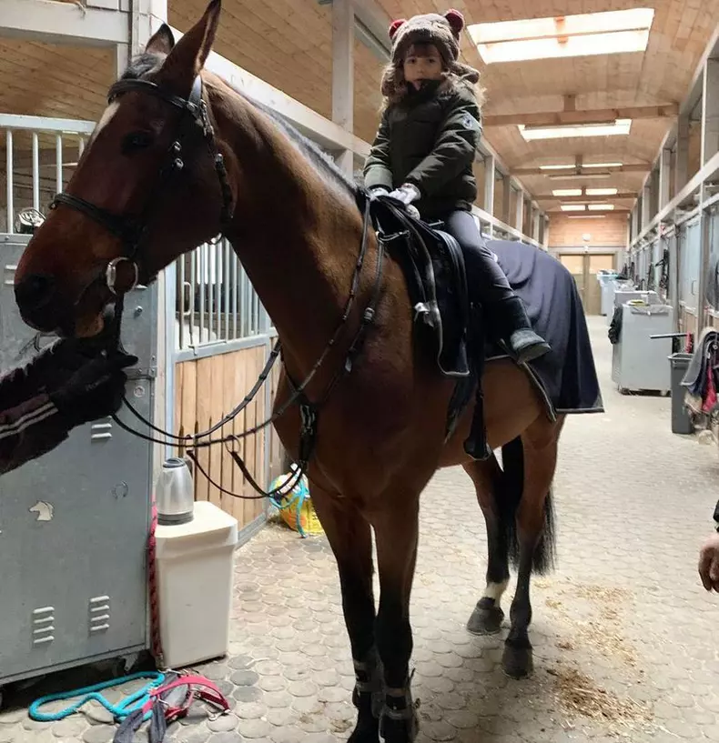 maria-basescu-cu-nepotii-la-calarie-1