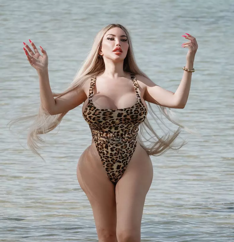 Jessica Alves showcased her amazing new look wearing her sexy animal printed swimsuit out on the beaches of Thailand.