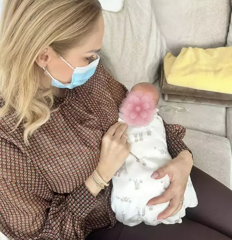 gabriela-firea-e-bunica-pentru-prima-data-nepoata-emily-victoria-3