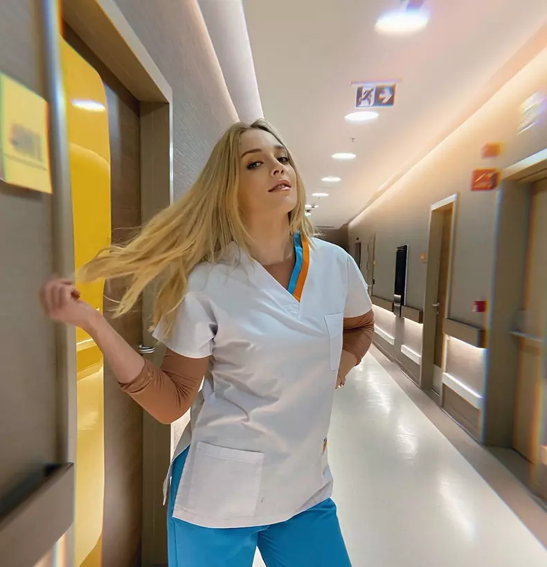 Cine este și câți ani are Hayal Köseoğlu. Cum a devenit celebră interpreta Acelyey din serialul „Doctorul minune” (1)