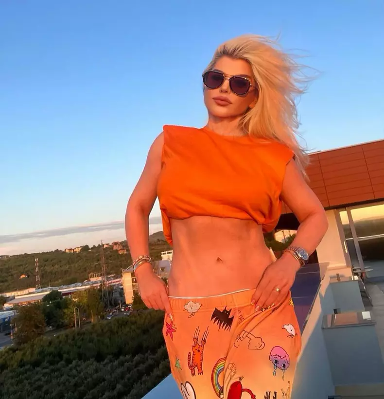 Loredana-Groza-a-pozat-fara-lengerie-intima-pe-Internet-4