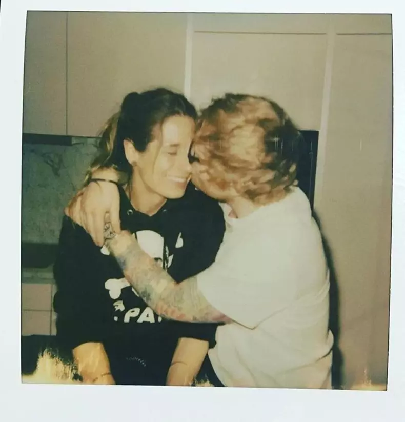 Ed Sheeran s-a logodit cu prietena sa din copilărie, Cherry Seaborn