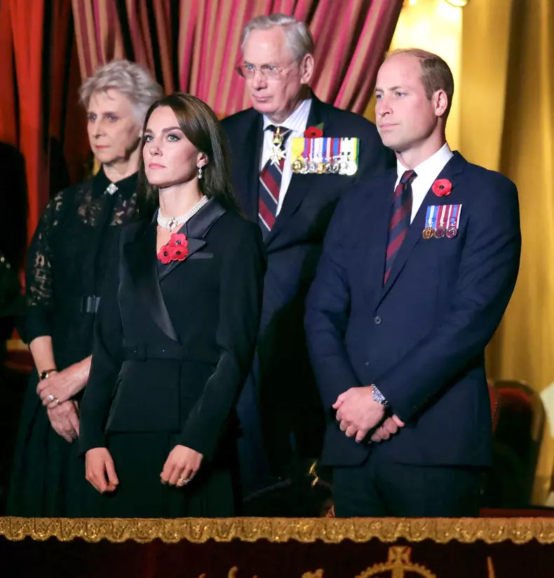 Cum a onorat-o Kate Middleton pe Regina Elisabeta în timpul ceremoniilor pentru Remembrance Day