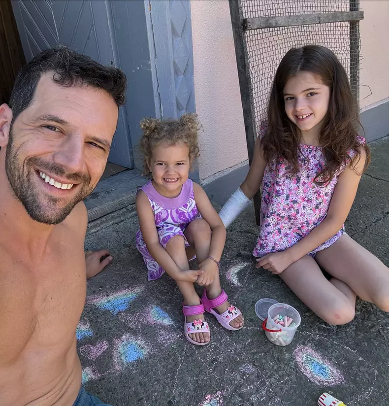 Adrian Nartea și fetițele lui (2)