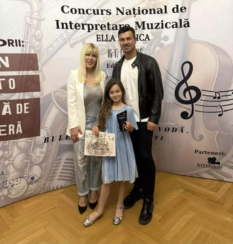 Elena Udrea, imagini de familie pe plaja din Sulina. Cum a apărut alături de Adrian Alexandrov și fiica lor, Eva
