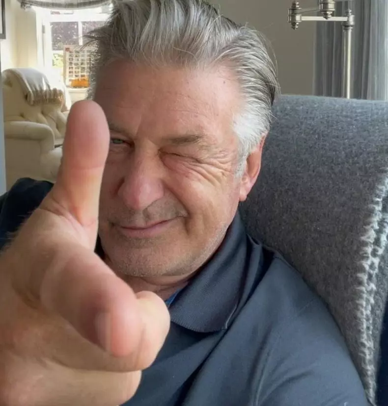 Actorul Alec Baldwin glumește într-o poză pe Twitter, în iunie 2021, cu 4 luni înainte să împuște mortal, accidental, o femeie