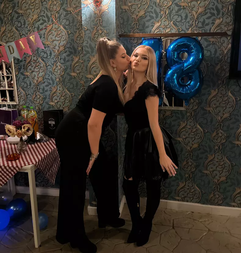 Rebeka si prietena ei