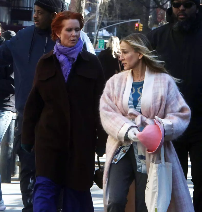10350 - Cynthia Nixon et Sarah Jessica Parker sur le tournage de la nouvelle saison de la série "And Just Like That" dans les rues de New York