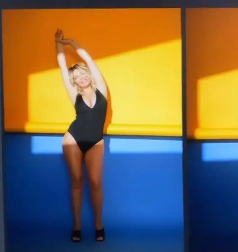 Gina-Pistol-costum-de-baie1