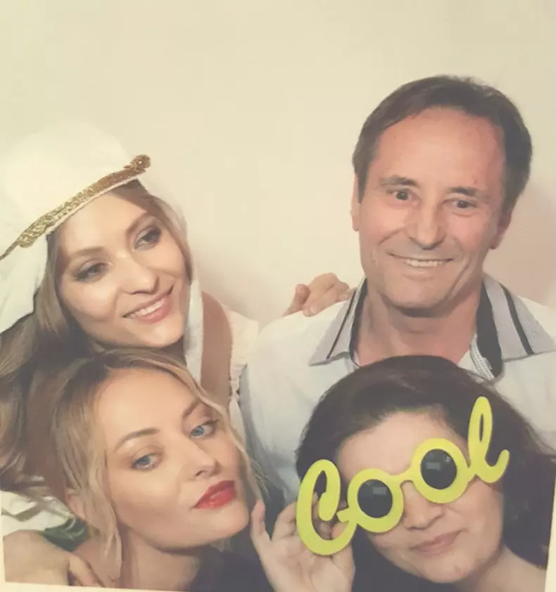 Delia, cu părinții și sora sa