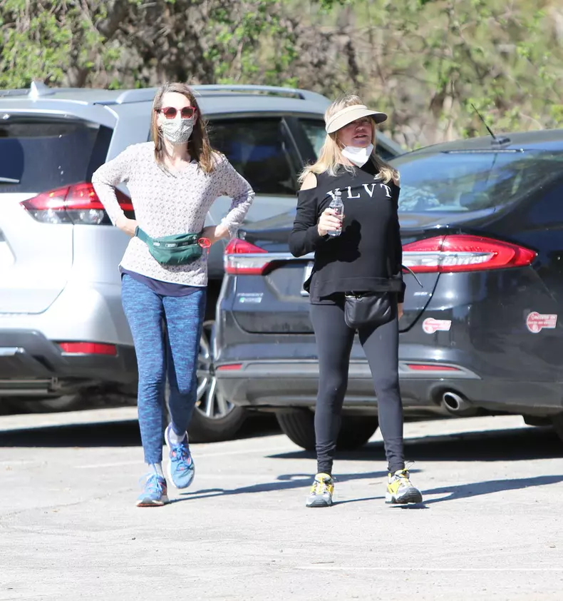 PREMIUM EXCLUSIVE Goldie Hawn Soaks Up The Sun Rays During Afternoon Hike With A Girlfriend