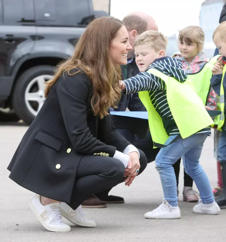 Kate Middleton și Meghan Markle poartă aceeași marcă de adidași. Cât costă o pereche