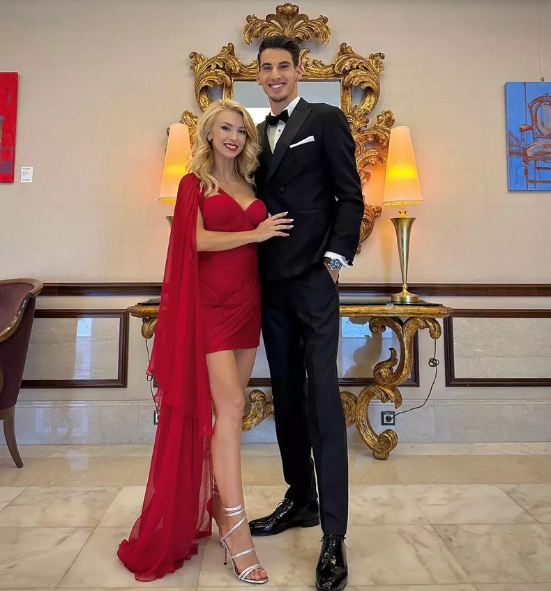Victor Cornea și Andreea Bălan în ținute elegante