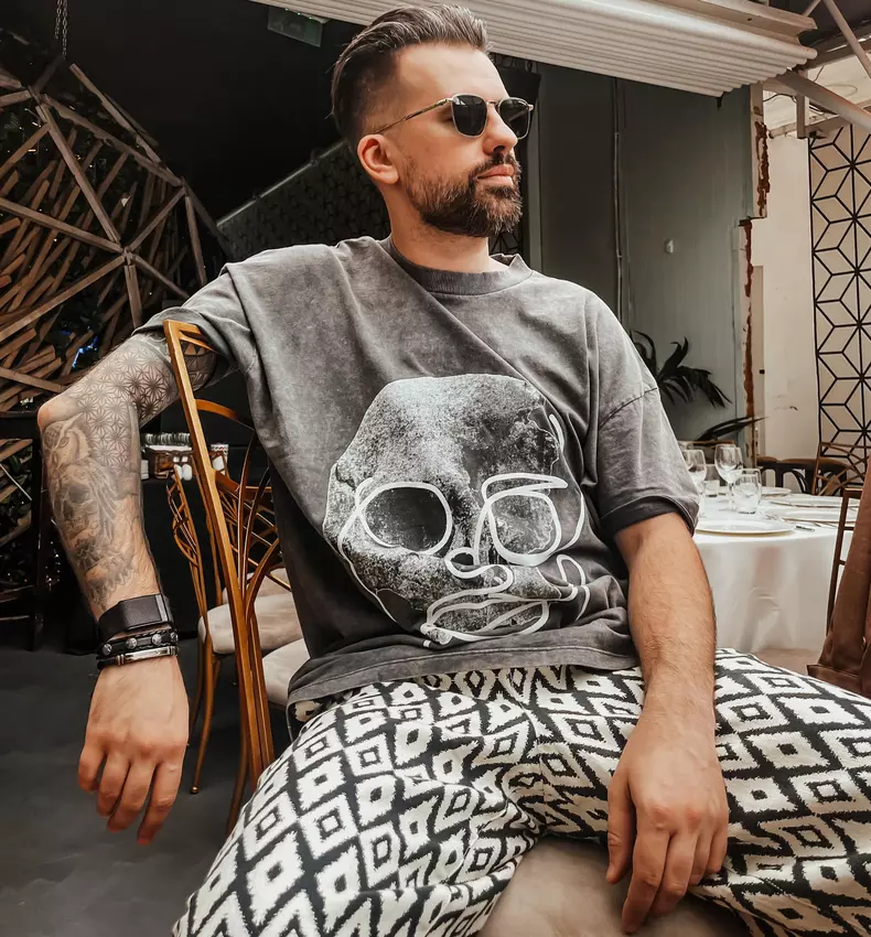 florin ristei intr-un tricou gri